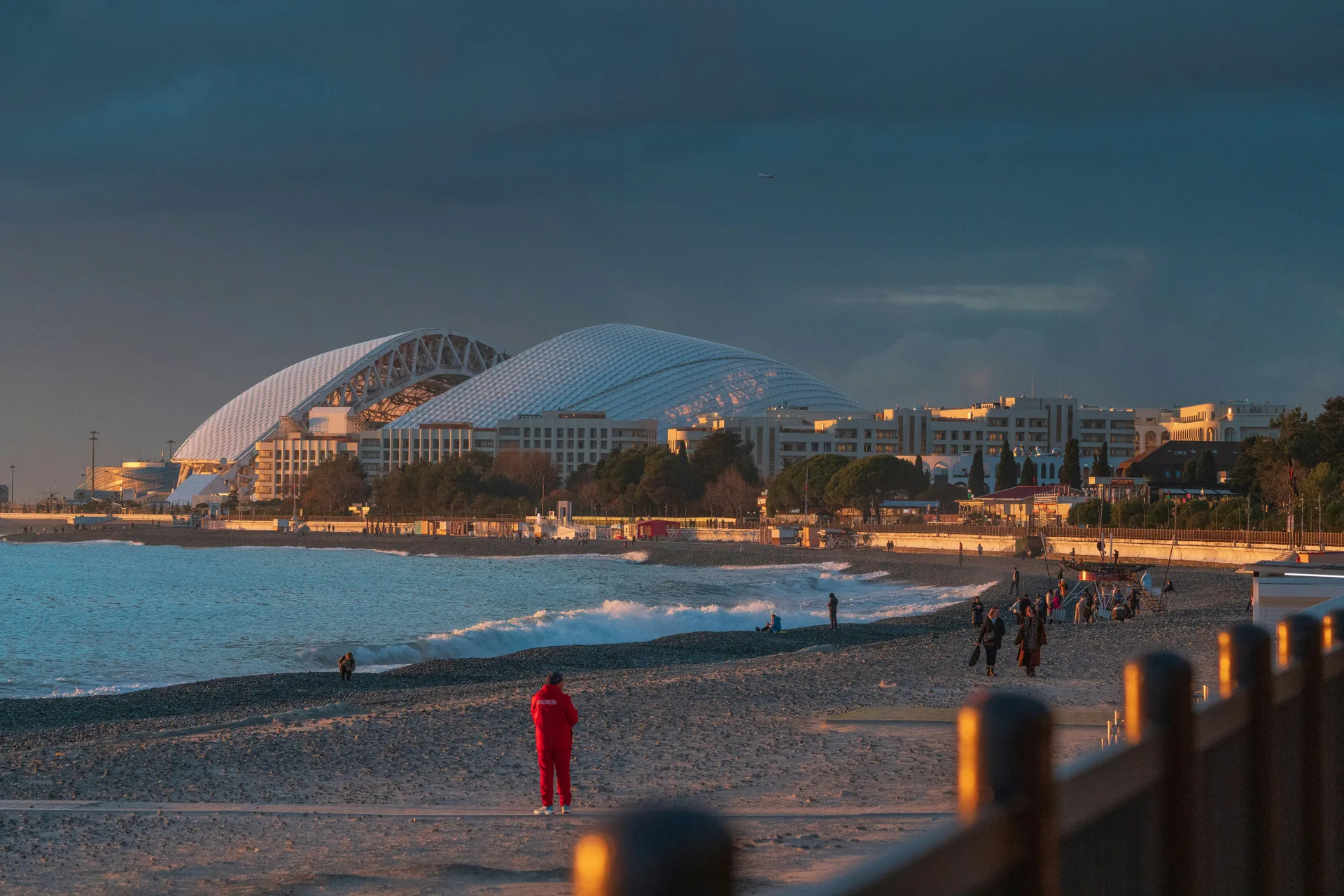 Пляж у стадиона Фишт на закате